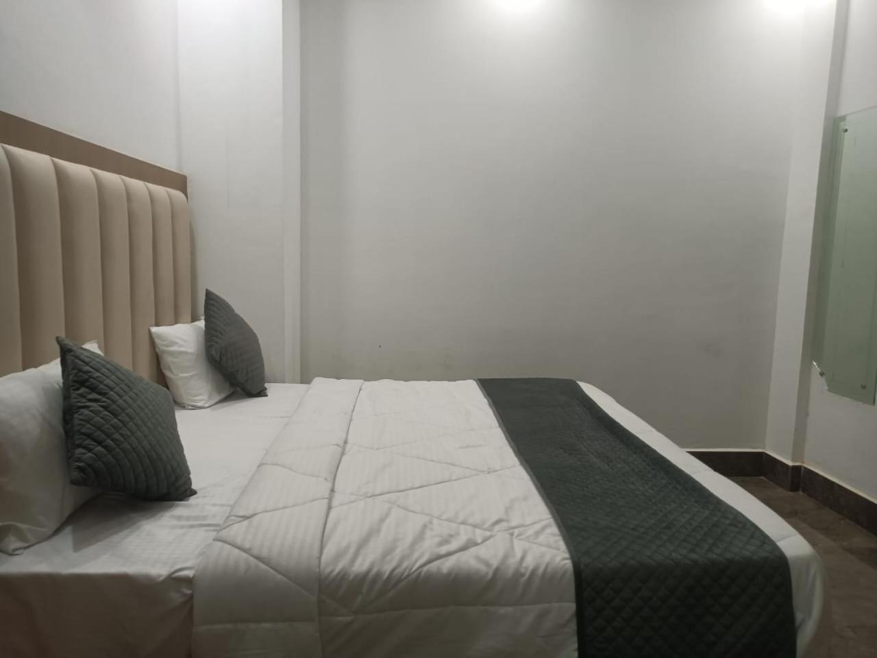 Hotel Whitehouse Ac Family Room อัครา ภายนอก รูปภาพ